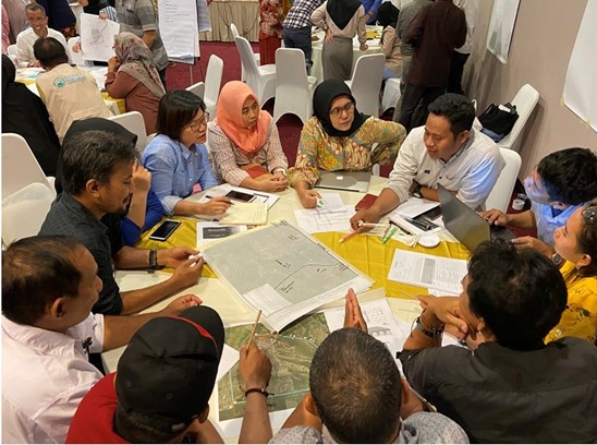 Participants sharing ideas on gender-inclusive design during a technical workshop financed by GFDRR in December 2019. Photo: Jian Vun / World Bank