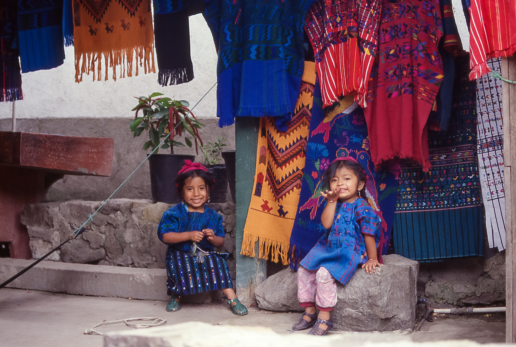 Little girls in front of a souvenir shop in San Antonio Palopo. Photo: © Stefano Barzellotti